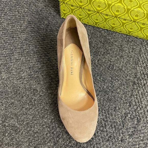 Gianni Bini Tan Suede Platform Heels 5" Neutral Size 6 Career Work Business - Picture 2 of 4